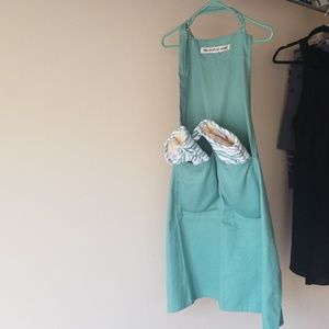 William and Sonoma Apron An Oven Mitts